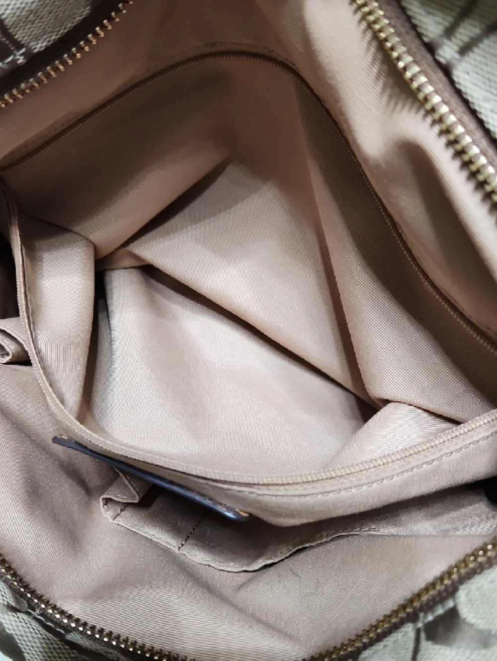 Coach Signature VINTAGE Tote with Burgundy Trim and Beige Jacquard - Picture 9 of 16